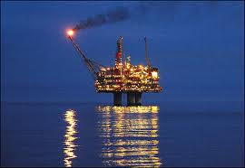 Giá dầu dao động trái chiều khi nhà đầu tư chờ báo cáo của Bộ Năng lượng